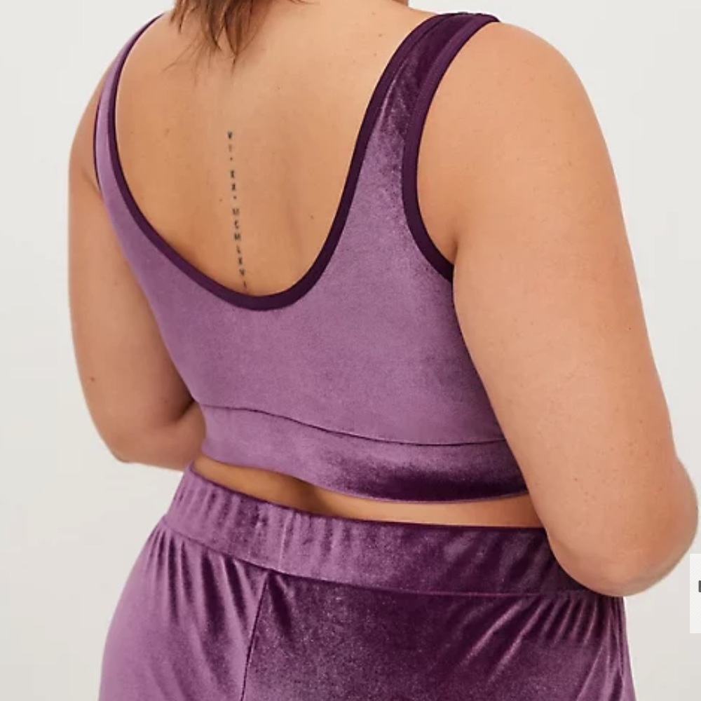 NWT TORRID 2 PIECE VELOUR LOUNGE SET W/ CROPPED TANK,HIGH RISE SHORTS - Picture 5 of 10
